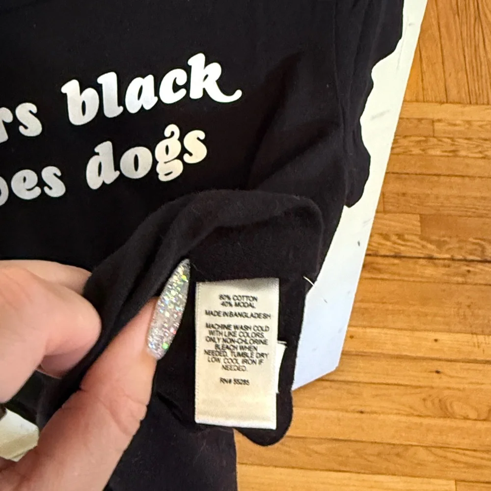 black graphic t shirt "wears black loves dogs" - Picture 3 of 4